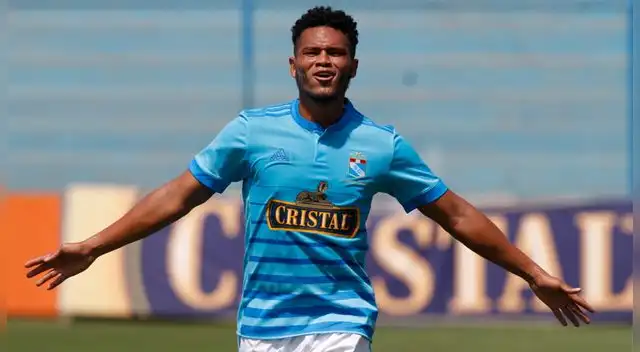 Rolando Blackburn celebra un gol con Sporting Cristal. Rolando Blackburn celebra un gol con Sporting Cristal.