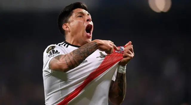 Enzo Pérez celebra el título de la Copa Libertadores 2018 señalando el escudo de River Plate.