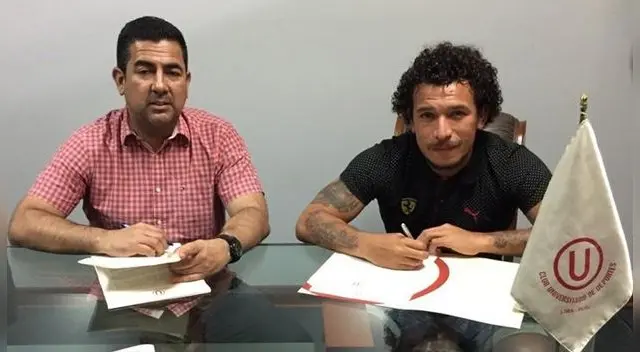 Gary Correa firmando su contrato junto a Carlos Moreno, administrador del club. 