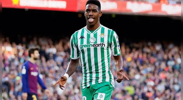 Junior Firpo celebra un gol con el Real Betis al Barcelona.
