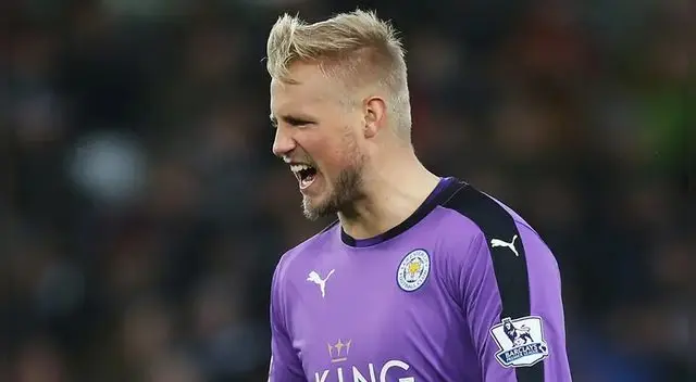 Leicester: Kasper Schmeichel quiso relatar el momento del accidente aéreo que dejó sin vida a Vichai Srivaddhanaprab. Leicester: Kasper Schmeichel quiso relatar el momento del accidente aéreo que dejó sin vida a Vichai Srivaddhanaprab.