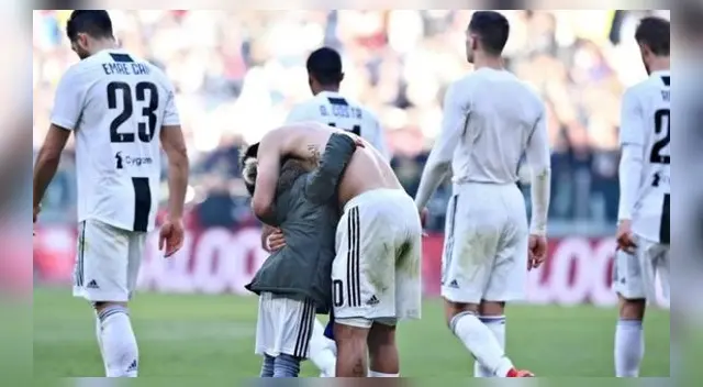 Juventus: Dybala casi se queda desnudo en pleno campo de juego