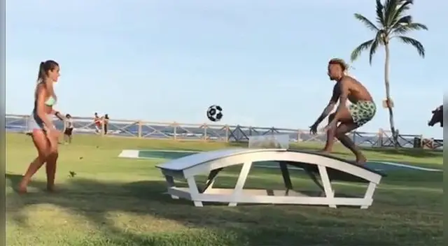 Neymar desafió a freestyler brasileña durante sus vacaciones. Neymar desafió a freestyler brasileña durante sus vacaciones.