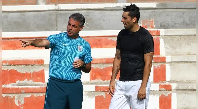 Mario Velarde escuchando las indicaciones de Pablo Bengoechea. 