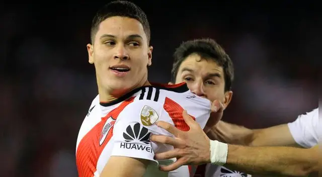 Juanfer Quintero se tatuó la Copa Libertadores con la banda de River Plate.