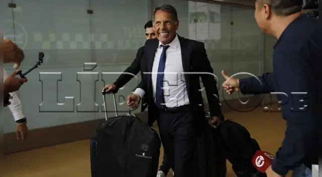 Miguel Ángel Russo llegó a Lima, en donde permanecerá para asumir la dirección técnica de Alianza Lima. 