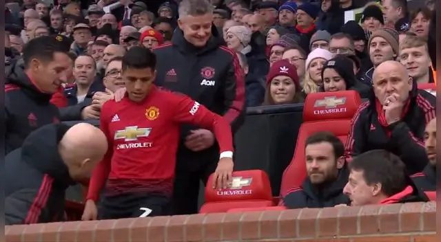 Alexis Sánchez y el incómodo momento que vivió en la banca de suplentes del Manchester United