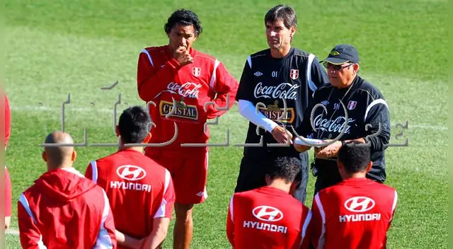 Santiago Acasiete │ Selección Peruana: Ex zaguero del Almería destacó el grupo creado por Ricardo Gareca │ VIDEO