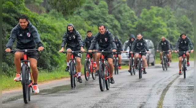 Marcelo Gallardo comandó a sus dirigidos en esta bicicleteada. (Créditos:Clarín) 