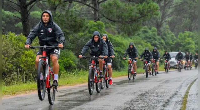 Milton Casco se animó a hacer jueguitos con la bicicleta. (Créditos:Clarín) 