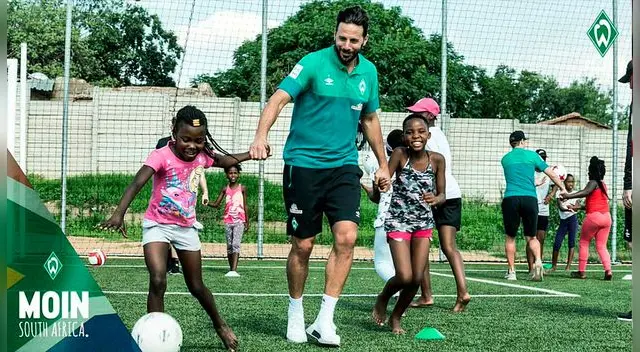 'Pizarrinha' pasó un momento especial con los más pequeños. 