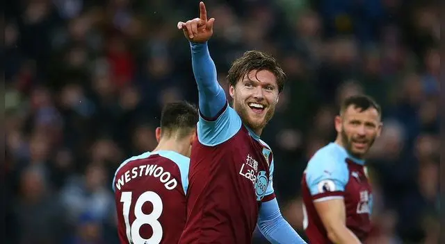 Jeff Hendrick celebra uno de los goles del Burnley ante el Fulham por la Premier League.
