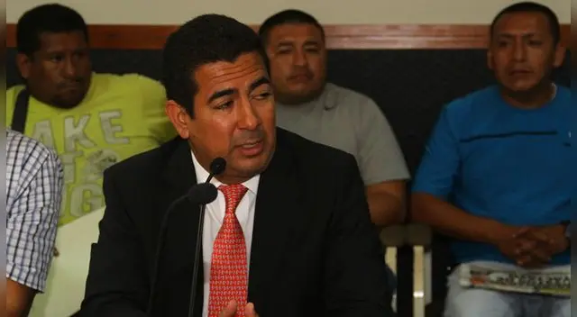 Carlos Moreno reclama los derechos económicos de Christofer Gonzales. Carlos Moreno reclama los derechos económicos de Christofer Gonzales.