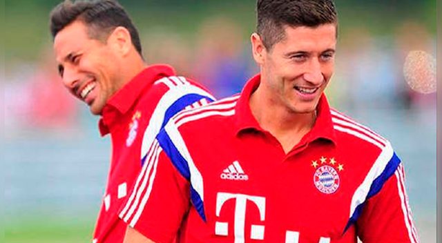 Claudio Pizarro fue modelo a seguir de Robert Lewandowski en su carrera deportiva. 