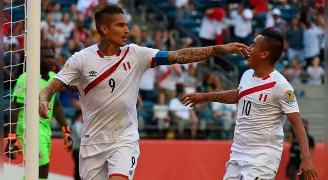 Paolo Guerrero celebra un gol con Christian Cueva. Paolo Guerrero celebra un gol con Christian Cueva.