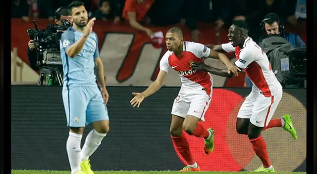 Kylian Mbappé celebra su gol al Mónaco ante la desazón del 'Kun' Aguero. Kylian Mbappé celebra su gol al Mónaco ante la desazón del 'Kun' Aguero.