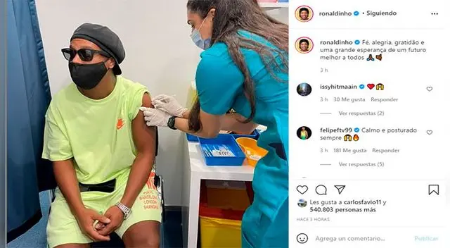 Ronaldinho es vacunado contra la COVID-19 Ronaldinho es vacunado contra la COVID-19