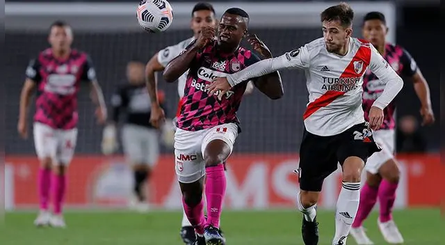 River Plate y Santa Fe se enfrentan en el Estadio Monumental de Argentina.