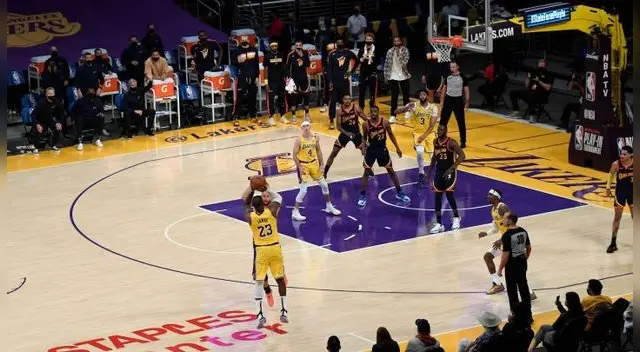Lakers clasificó a PlayOffs de NBA gracias a un soberbio triple de LeBron James.