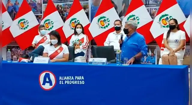César Acuña cometió un error cuando apoyaba a Keiko Fujimori en una conferencia de prensa.