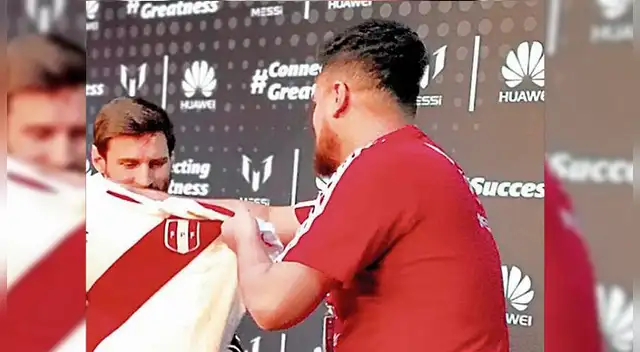 Lionel Messi recibiendo una camiseta de la selección peruana. Foto: Captura. Lionel Messi recibiendo una camiseta de la selección peruana. Foto: Captura.