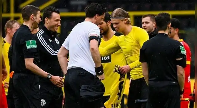 Erling Haaland intercambió la camiseta con árbitro - VIDEO Erling Haaland intercambió la camiseta con árbitro - VIDEO