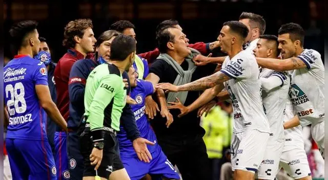 Gresca entre jugadores de Cruz Azul y Pachuca tras falta a Jonathan Rodríguez y empuje a Juan Reynoso Gresca entre jugadores de Cruz Azul y Pachuca tras falta a Jonathan Rodríguez y empuje a Juan Reynoso