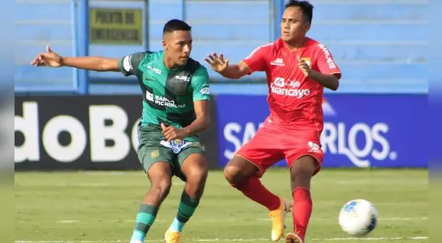 Oswaldo Valenzuela marcado por Marcos Lliuya en un partido entre Alianza Lima vs. Sport Huancayo. Foto: Prensa FPF