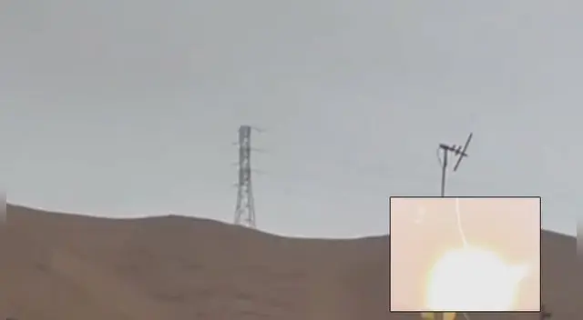 El preciso instante en que un rayo cae sobre una torre de alta tensión El preciso instante en que un rayo cae sobre una torre de alta tensión