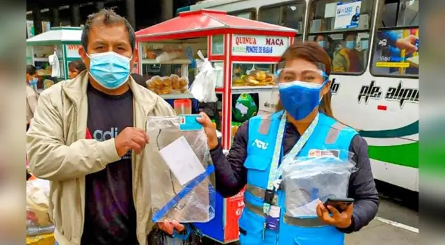 ATU entrega protectores faciales gratuitos en diversos puntos de Lima.
