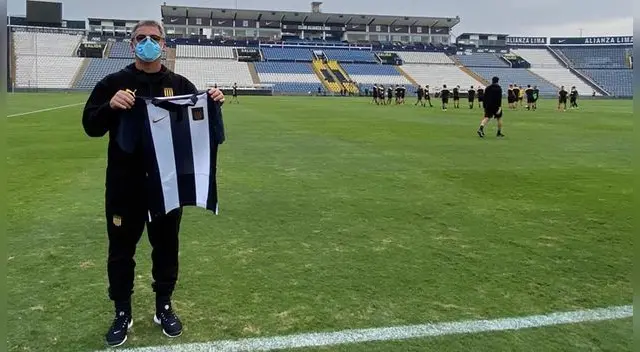 Pablo Bengoechea posó con la camiseta de Alianza Lima Pablo Bengoechea posó con la camiseta de Alianza Lima