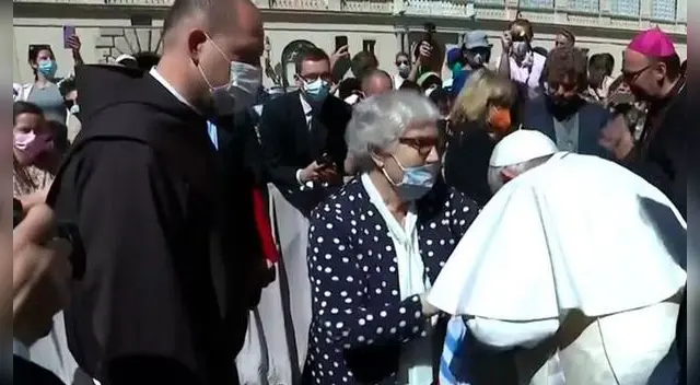 El papa besa número tatuado en el brazo a una superviviente del Holocausto