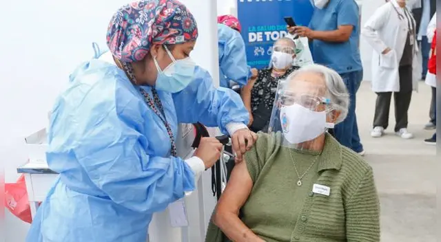 Número de fallecidos en adultos mayores desciende tras recibir, al menos, una dosis de la vacuna Número de fallecidos en adultos mayores desciende tras recibir, al menos, una dosis de la vacuna