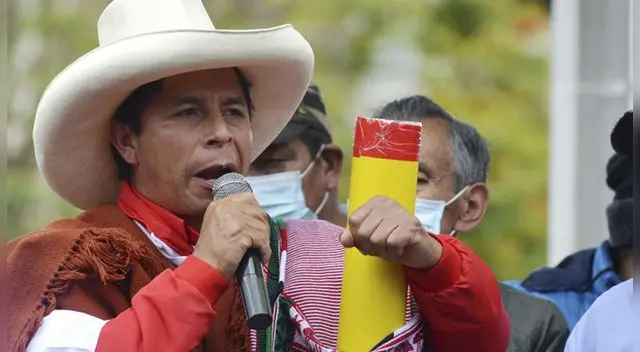 Pedro Castillo se arrodilló con biblia en mano.
