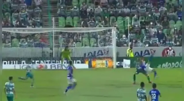 Rodríguez casi convierte un golazo de chalaca en el Cruz Azul vs Santos Laguna en final de Liga MX.