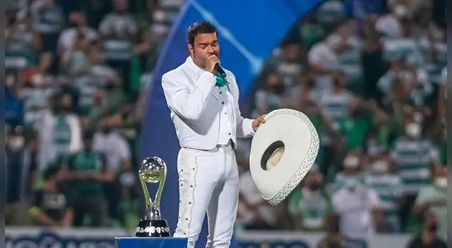 Pablo Montero se confunde y cambia letra del Himno Nacional de México.