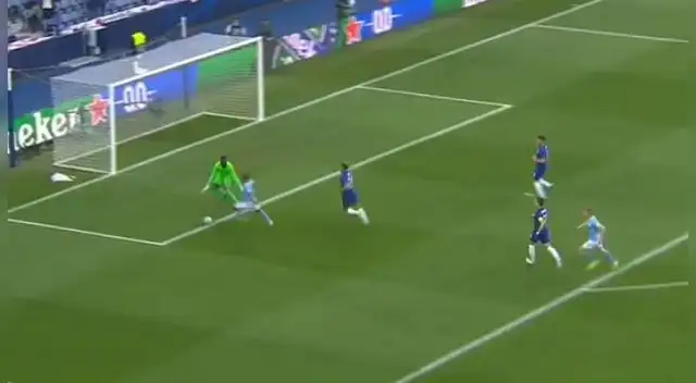 Raheem Sterling se perdió el 1-0 tras pase largo de Ederson Raheem Sterling se perdió el 1-0 tras pase largo de Ederson