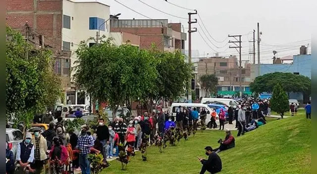 Comas aglomeraciones en centro de vacunación