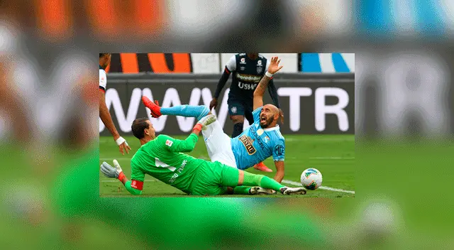 Marcos Riquelme, ariete de Sporting Cristal, es derribado por Diego Penny. Marcos Riquelme, ariete de Sporting Cristal, es derribado por Diego Penny.