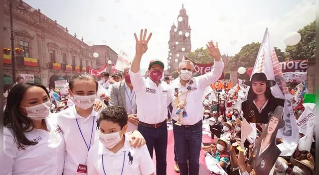 Mario Delgado, presidente de Morena, acompaña a su candidato al gobierno de Michoacán, Alfredo Martínez Bedolla