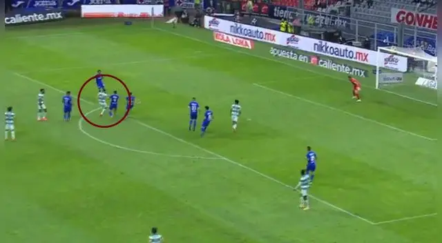 Diego Valdés anotó el 1-0 de Santos Laguna ante Cruz Azul
