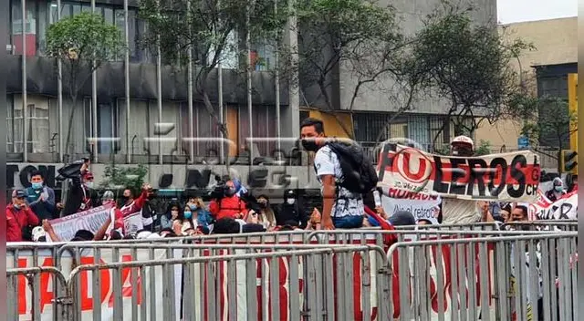 Hinchas de Universitario realizaron plantón en los exteriores del Congreso