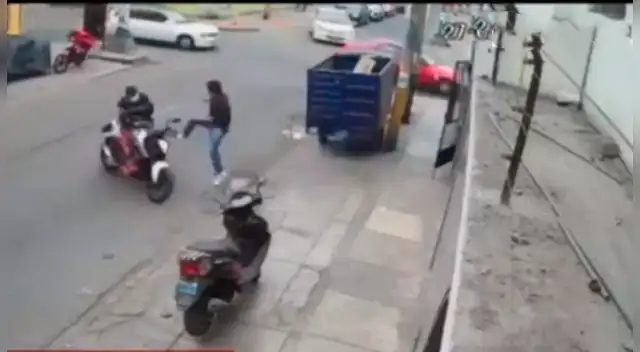 SJL: Conductor aplicó una patada voladora al asaltante. SJL: Conductor aplicó una patada voladora al asaltante.