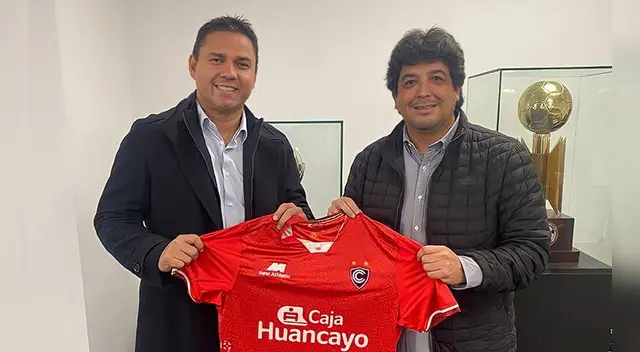 Víctor Rivera con Sergio Ludeña, administrador de Cienciano. Víctor Rivera con Sergio Ludeña, administrador de Cienciano.