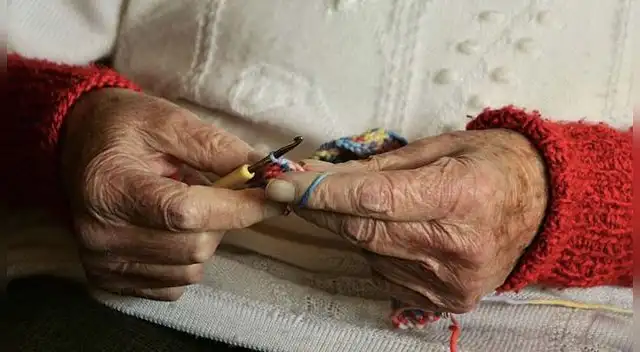 Mujer mayor utiliza método para recordar lo que estudia su nieta.