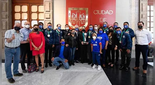 Jefa de Gobierno recibe en el Antiguo Palacio del Ayuntamiento al Cruz Azul