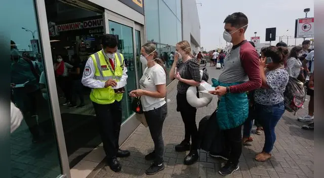 La Superintendencia Nacional de Migraciones menciona que se puede viajar por turismo a nueve destinos en Sudamérica solo con el DNI. Foto: La República La Superintendencia Nacional de Migraciones menciona que se puede viajar por turismo a nueve destinos en Sudamérica solo con el DNI. Foto: La República