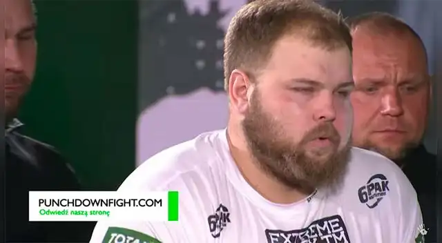 El excampeón de las bofetadas, Vasily Kamotsky, reapareció en el PunchDown 2021, pero la afición pide su retiro El excampeón de las bofetadas, Vasily Kamotsky, reapareció en el PunchDown 2021, pero la afición pide su retiro