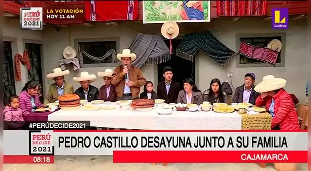 Pedro Castillo reparte panes a periodistas en desayuno electoral