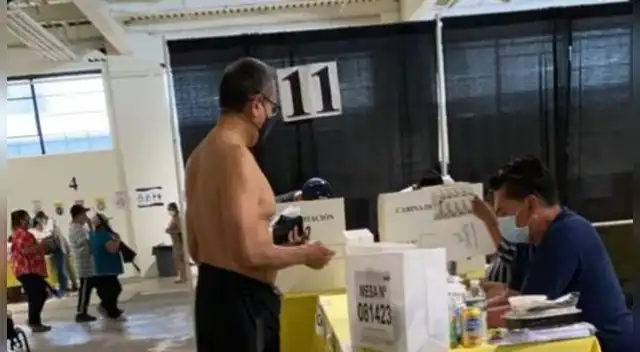 Elecciones 2021: no le permitieron votar con camiseta de Perú y se la quitó